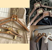 Cintre de luxe en résine aspect bois et acier inoxydable avec plaque nominative métallique personnalisée, barre/support à pantalons/attaches pour boutique, armoire, hôtel, vêtements