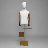 Mannequin de couture de luxe en tissu crème avec bras articulés en bois, formes de buste complètes ou demi-bustes pour présentation de vêtements