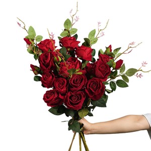 Rose artificielle en velours à trois têtes Greenway, rouge vif, plante entière, arrangement floral décoratif pour les fêtes et les occasions spéciales - Product Image 5