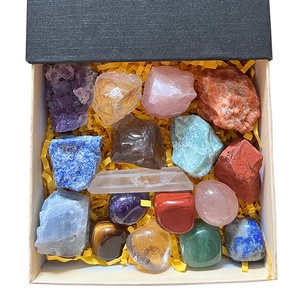 Großhandel: Naturkristall-Splitter, Heilsteine im Holzschatullen-Set mit Glücksbringer, 7 Chakra-Stein-Set für Meditation - Product Image 2