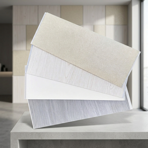 Panneau mural en PVC à lattes plates modernes effet bois OEM avec garantie de 3 ans, insonorisant et imperméable pour la décoration murale - Product Image 1