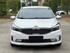 2016 pour Kia K3 1.6L automatique GL 4 portes berline 5 places avec sièges en tissu foncé FWD R16 taille de pneu <span class=keywords><strong>voiture</strong></span> d'occasion à essence d'occasion - Product Image 2