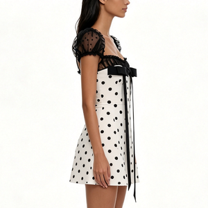 Abito Mini da Donna Bianco a Pois con Bordo in Pizzo Nero, Maniche a Sbuffo, Fiocco Frontale, Scollo Quadrato, Stile Dolce Retrò, Vestito Estivo da Festa, Outfit Vintage - Product Image 2