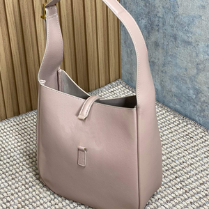Bolso minimalista de alta calidad, diseño minimalista de negocios para mujer, estilo profesional elegante. - Product Image 2