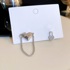 Orecchini a perno asimmetrici a forma di cuore con catena, eleganti, stile minimal e cool, gioielli da donna alla moda, per uso quotidiano, regalo chic - Product Image 1