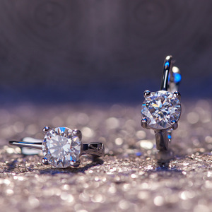 Orecchini a polsino in oro bianco con zirconi rotondi incastonati a griffe, gioielli classici da donna per matrimonio, orecchini in lega placcati rodio - Product Image 3