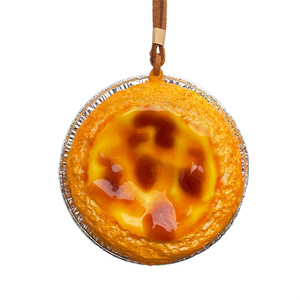 Modelo de Tarta de Huevo Glaseada con Correa Colgante de Cuero, Postre Recién Horneado Realista con Efecto Caramelizado, Ideal para Exhibición en Cafeterías y Bolsos de Coche - Product Image 1