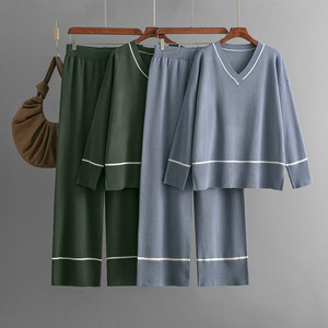 ชุดเซ็ตสองชิ้นสำหรับผู้หญิง ฤดูหนาว เสื้อไหมพรมคอวี แขนยาว สไตล์ลำลอง พร้อมกางเกงขายาวทรงหลวม ขายส่งจากโรงงาน - Product Image 2