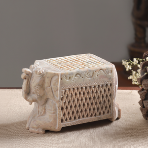 Caja temática de elefante de esteatita detallada con celosía geométrica y tapa de tablero de ajedrez. Disponible a precios mayoristas - Product Image 1