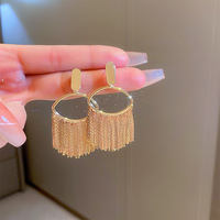 Anting-anting Gaya Metalik Modis yang Laris Manis, dengan Nuansa Mewah dan High-end