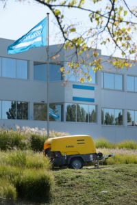 Bestselling Products Xas88 Portable <b>Screw</b> Air Compressor 5m³/min 7bar 33kw Mobile for Construction Mining - Product Image 2