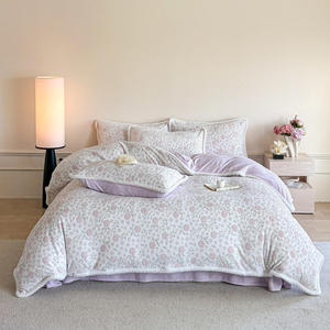 Set di Biancheria da <span class=keywords><strong>Letto</strong></span> in 4 Pezzi in Velluto Lavorato Jacquard con Motivo Rosa Beige Crema - Product Image 4