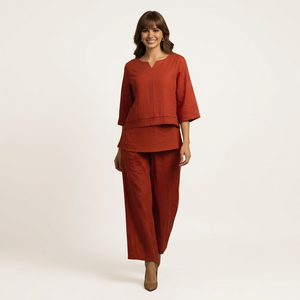 Conjunto coordinado Prayosha Enterprise para mujer en color rojo óxido, conjunto de dos piezas con blusa tipo túnica de manga tres cuartos y pantalón recto. - Product Image 1