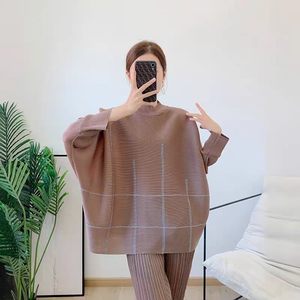 Camiseta Miyake Primavera 2025 para Mujer, Ecológica, 100% Poliéster, Manga Larga, Estampado Geométrico Plisado, Mangas Murciélago, Estilo Casual - Product Image 2