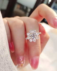 แหวนเพชรทรงกลม 2.00 กะรัต แบบ Halo ประดับเพชรธรรมชาติ ทองคำขาว 18K สำหรับหมั้นและแต่งงาน ระดับความสะอาด VS1 คุณภาพการเจียระไนเยี่ยม IGI - Product Image 2