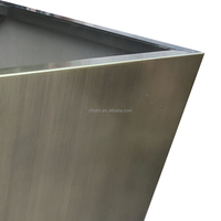 Vente en gros de grands pots de jardin d'extérieur, nouveau design, jardinière rectangulaire en acier inoxydable PVD, jardinière surélevée avec roues