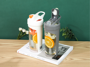 Bouteille d'eau de sport sans BPA avec paille <span class=keywords><strong>shaker</strong></span> Logo personnalisé Gym Fitness Tumbler Boisson aux fruits Articles en plastique vente en gros - Product Image 4