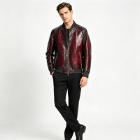 Blouson Bomber en Cuir et Denim Dégradé Rouge Vin Frotté à la Main pour Homme, Luxe, Motif Peau de Vache, Col en V, Style Baseball