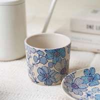 Tasse à bec de cochon en céramique peinte à la main avec motif camélia en relief. Tasse à café et à thé portable, style vintage créatif, avec relief pour latte art