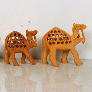 Ensemble de 3 chameaux en bois faits à la main avec un travail traditionnel de sculpture Jali, figurines décoratives d'animaux du Rajasthan pour la maison - Product Image 1