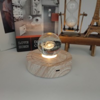 Socle lumineux LED coloré rotatif à texture de bois pour l'affichage de cristaux, de verre, d'objets d'art et d'artisanat