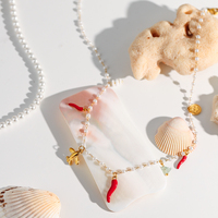 Collier tendance J&D Ocean en acier inoxydable plaqué or 18 carats avec pendentifs breloques : Vacances, Chili, Avion, Visage souriant, Perle