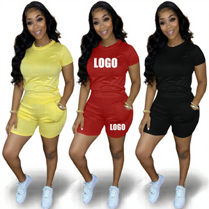 Conjunto de ropa de verano para mujer con camiseta bordada con logotipo personalizado y pantalones cortos de dos piezas a juego para correr - Product Image 2