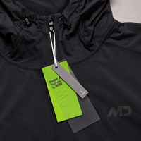 Fabricant d'étiquettes suspendues personnalisées pour usine privée, avec logo 3D, en papier recyclé mat gaufré, avec cordon, pour marque de vêtements