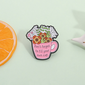 Ne manquez pas de remplir votre propre tasse – Broche <span class=keywords><strong>en</strong></span> émail « Soins personnels et santé mentale » avec motif mug et fleurs – Bijou cadeau - Product Image 2