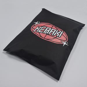 Sacs refermables en polyéthylène noirs givrés personnalisés pour l'expédition et l'emballage de vêtements, avec logo imprimé - Product Image 6