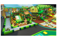Aire de jeux intérieure Happy Zone sur le thème de la forêt, avec trampoline multi-niveaux, toboggan en spirale, mini-circuit routier, équipement pour centre commercial
