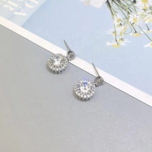 Pendientes redondos de Plata de Ley 925, con diamantes de moissanita y flores - Product Image 6