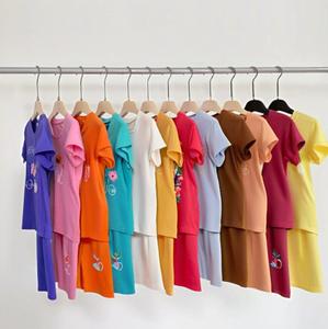 Conjuntos de Ropa de Verano para Niños, Lote Mixto de Conjuntos para Niños y Niñas, Pantalones Cortos Florales Rosas, Vaqueros Negros con Diseño de Astronauta Espacial, Tie-Dye con Corazones - Product Image 5