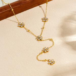 שרשרת נירוסטה ארוכה ומנצנצת בצורת פרח משובצת יהלומים שקופים פשוטים מצופים זהב 18 קראט - Product Image 1