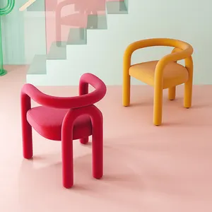 Reposabrazos de lujo para Hotel, silla curvada con cinturón y reposabrazos, diseño creativo y llamativo