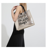Sac de plage en PVC à motif de lettres noires translucide, grande capacité, durable, tendance, imperméable, avec cordon d'épaule