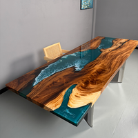 Table à manger moderne sur mesure en bois massif à bord vif avec époxy et rivière (noyer d'Amérique du Sud)