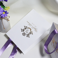 Sac en papier blanc élégant avec logo personnalisé en feuille d'or et poignée en ruban de soie violet pour sacs-cadeaux décoratifs commémoratifs de mariage