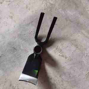 Houe de jardin à <span class=keywords><strong>2</strong></span> <span class=keywords><strong>dents</strong></span> en acier au carbone forgé, fabriquée en Chine - Product Image 1