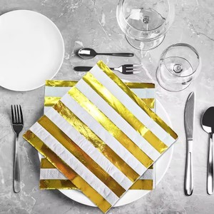 Schwarz-Weiß Gestreifte Personalisierte Papierservietten LR 6,5 Zoll Einweg mit Heißgoldprägung Modern Bedruckt für Hochzeit Cocktail Tisch - Product Image 5