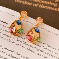 Vente en gros de nouvelles boucles d'oreilles pendantes colorées plaquées or pour femmes design hip pop à la mode