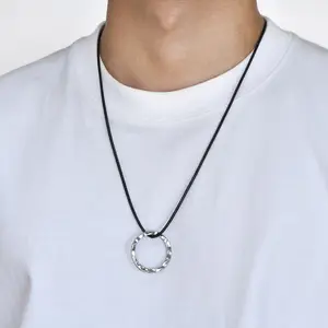 Chaîne de cordon en cuir noir pendentif anneau forgé bijoux classiques en acier inoxydable pour hommes collier cercle martelé à la mode