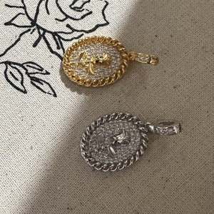 Pendentif ovale sculpté vintage français rétro élégant, en argent sterling S925, avec matériau en or rose platine - Product Image 1