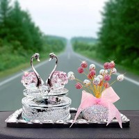 Siège solaire rotatif créatif Aromathérapie Décoration de voiture Ornements et cadeaux Cristal Couple Cygne Parfum de voiture