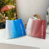 Sac fourre-tout en plastique dégradé givré réutilisable avec impression de logo pour l'emballage de vêtements et de cadeaux