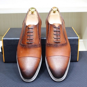 รองเท้าหนังแท้สำหรับผู้ชายแบบ Oxford หัวปิด แต่งลาย Brogue แบบผูกเชือก ขัดเงาด้วยมือ สองสี รองเท้าลำลองแบบมีเชือกผูก พื้นยางหนา - Product Image 3