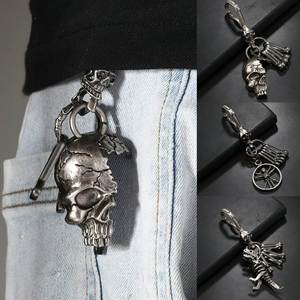 Porte-clés de voiture en métal avec pendentif squelette créatif en alliage demi-cadavre pour Halloween - Product Image 1