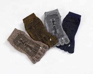 Vente en gros Chaussettes collantes à cinq orteils pour la cheville Hommes Femmes Chaussettes de yoga antidérapantes en coton avec poignées - Product Image 1