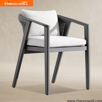 Ensemble de salle à manger d'extérieur moderne en aluminium avec chaises à dossier en corde tressée et table rectangulaire à plateau à lattes pour patio, jardin, villa