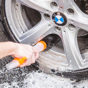 Ujushi Wheel <b>Brush</b> With Spray Bottle 3 In 1 Car <b>Cleaning</b> Tool <b>For</b> Tire And Wheel Maintenance - Product Image 4